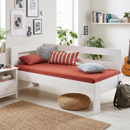 Bílá postel z masivu vhodná do dětského pokoje. Gazel